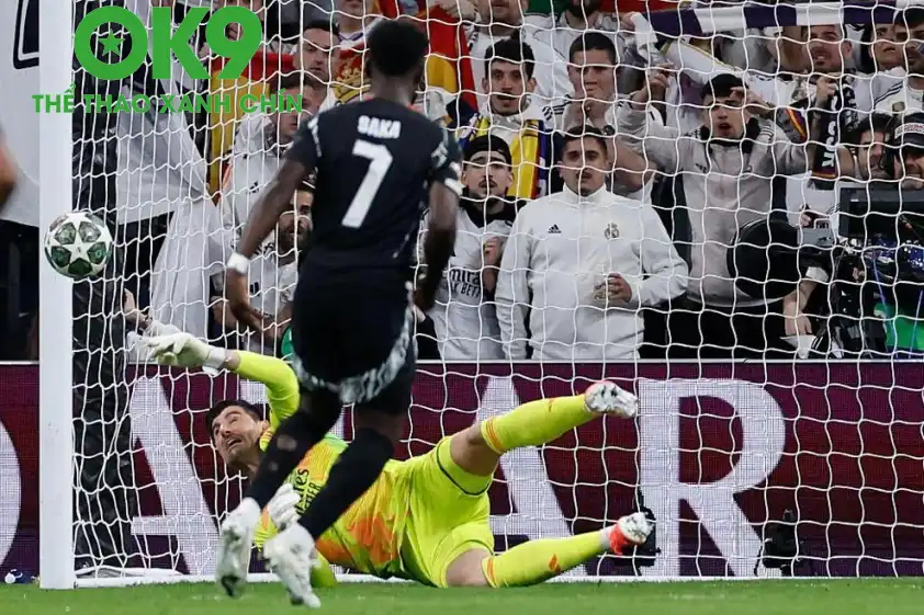 Saka là tâm điểm trong hiệp 1 (Ảnh: UEFA). Saka là tâm điểm trong hiệp 1 (Ảnh: UEFA).