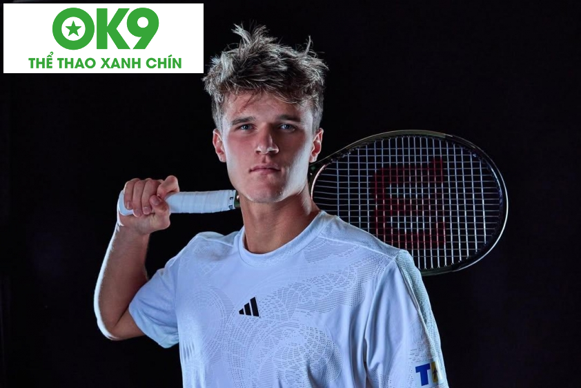 Jakub Mensik giao bóng Jakub Mensik giao bóng