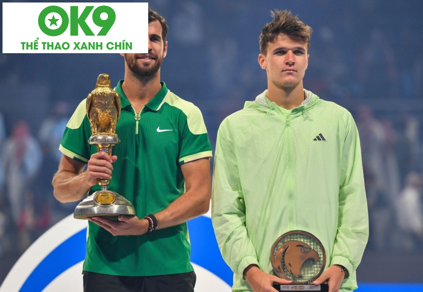 Jakub Mensik tập luyện Jakub Mensik tập luyện
