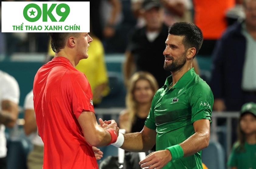 Jakub Mensik ăn mừng chiến thắng Jakub Mensik ăn mừng chiến thắng