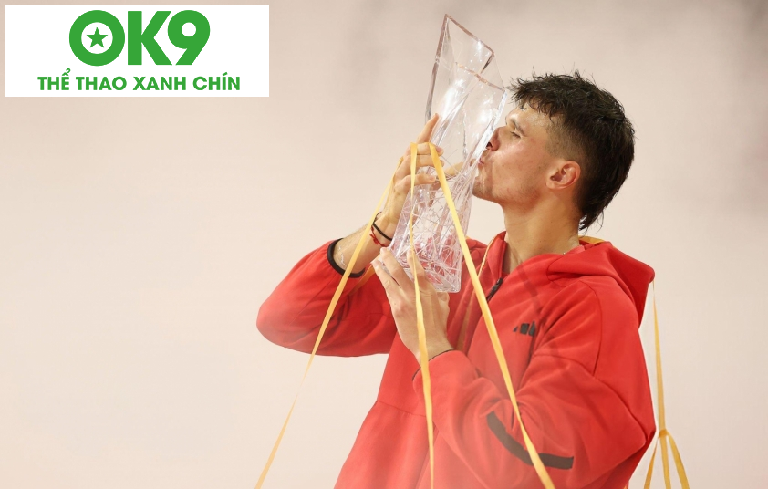 Jakub Mensik thi đấu Jakub Mensik thi đấu