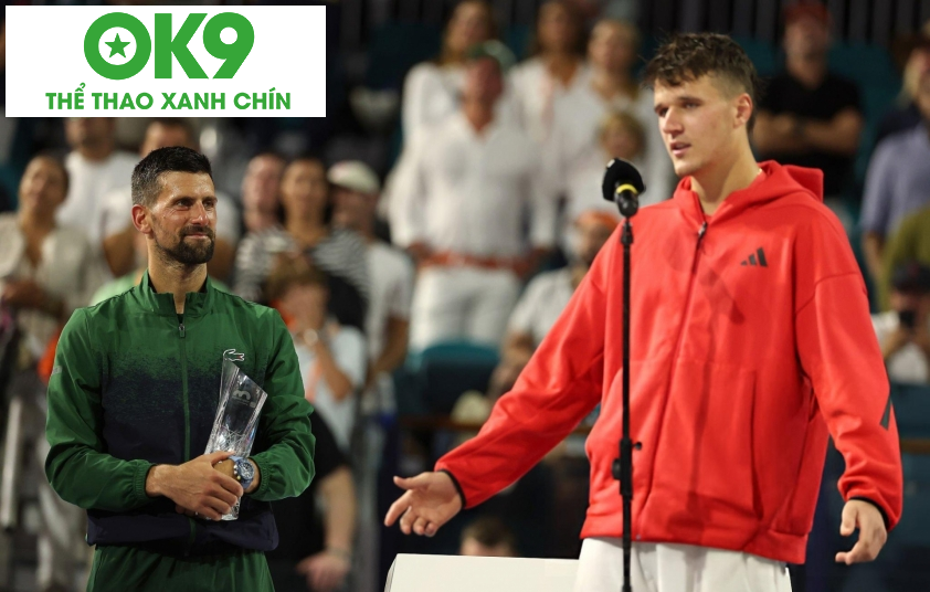 Novak Djokovic và Jakub Mensik ở lễ bế mạc Miami Open 2025 (Ảnh: Getty) Novak Djokovic và Jakub Mensik ở lễ bế mạc Miami Open 2025 (Ảnh: Getty)