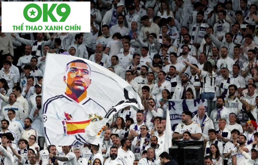 Cổ động viên Real Madrid treo cờ có hình Mbappe trên khán đài Cổ động viên Real Madrid treo cờ có hình Mbappe trên khán đài