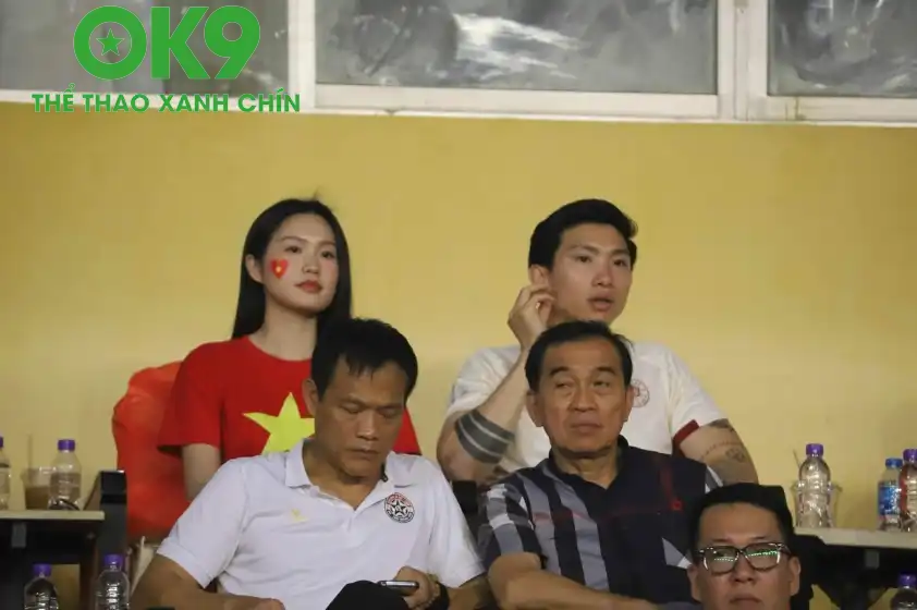 Vợ chồng Văn Hậu - Hải My tới cổ vũ CAHN thi đấu tối 30/4 Vợ chồng Văn Hậu - Hải My tới cổ vũ CAHN thi đấu tối 30/4